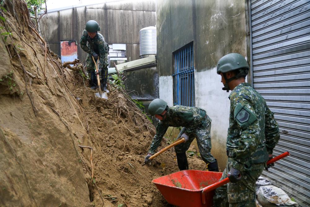 第四作戰區協助臺南龍崎地區執行環境復原工作。（軍聞社記者侯凱議攝）