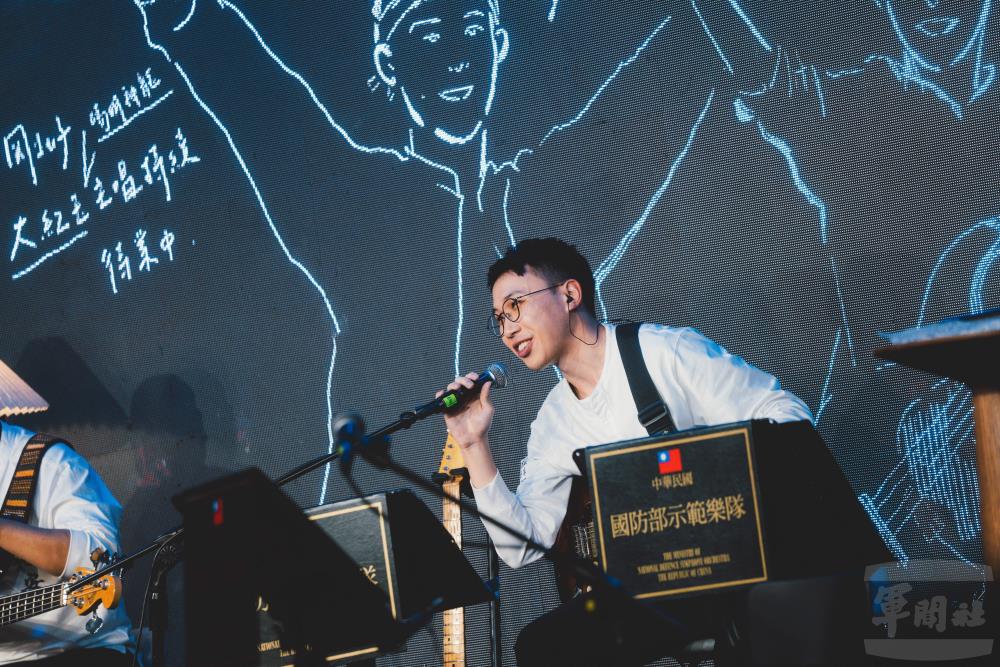 樂團成員與觀眾分享生活故事。（軍聞社記者文仁攝）
