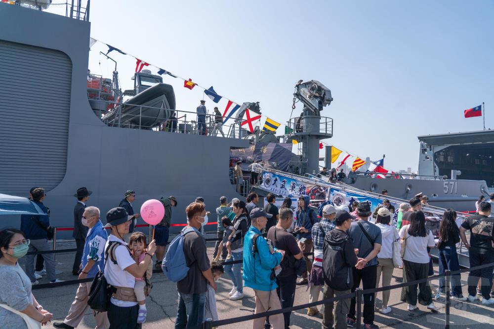 大批民眾排隊登艦參訪大武、玉山軍艦。（軍聞社記者林庭暉攝）