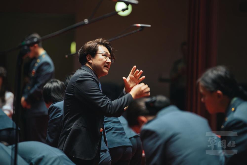 指揮老師林詠珍帶領政戰學院復興崗合唱團精彩演出。（軍聞社記者邱奕菖攝）