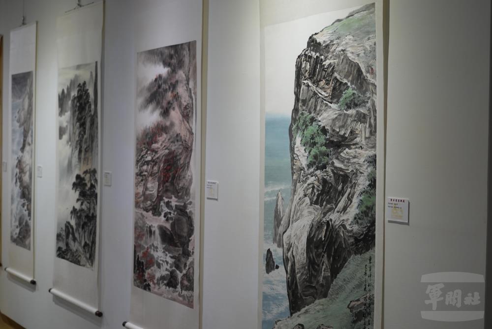 水墨作品呈現馬祖風景。（軍聞社實習記者李鴻翔攝）