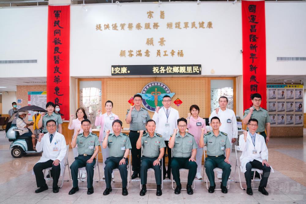 鍾副部長今日慰問國軍高雄總醫院屏東分院。（軍聞社記者林庭暉攝）