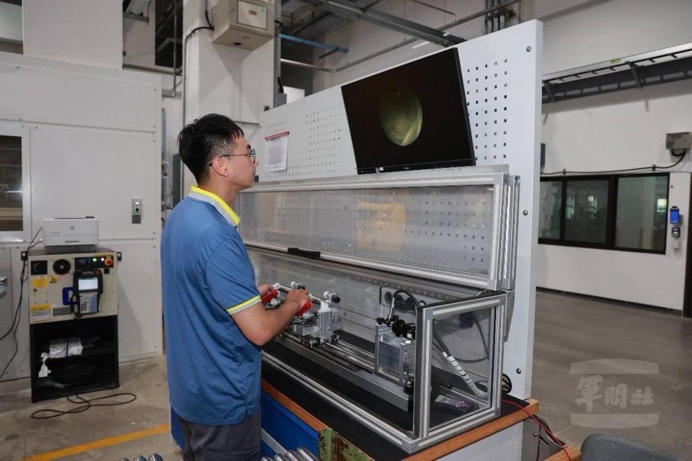205廠操作精密檢測設備，確保槍管製造精度。（軍聞社記者陳彥樺攝）