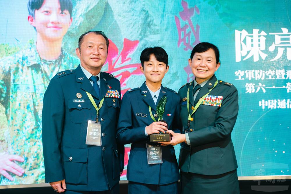 政戰局長陳中將與空軍防空部指揮官劉中將，聯袂為陳中尉授獎。（軍聞社記者林庭暉攝）