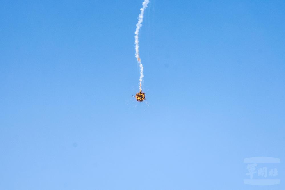 飛彈命中靶機。（軍聞社記者林澤廷攝）