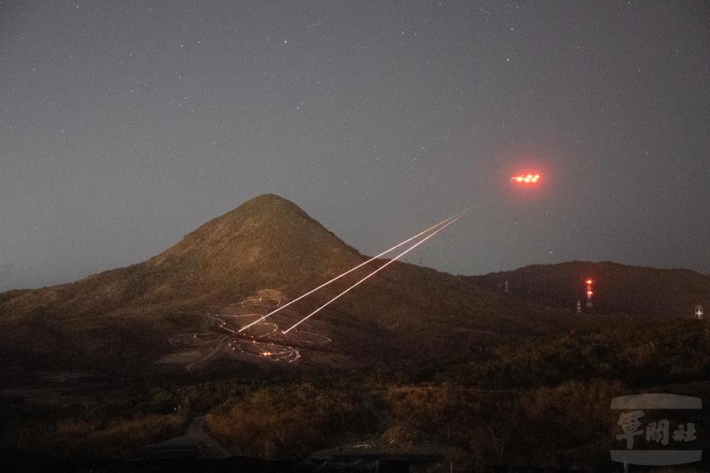 陸航602旅夜間實彈射擊　展現夜戰效能