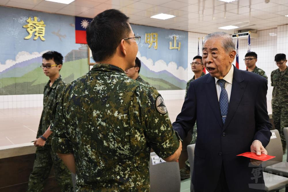 李榮譽理事長4日慰問北部地區部隊。（青年日報提供）