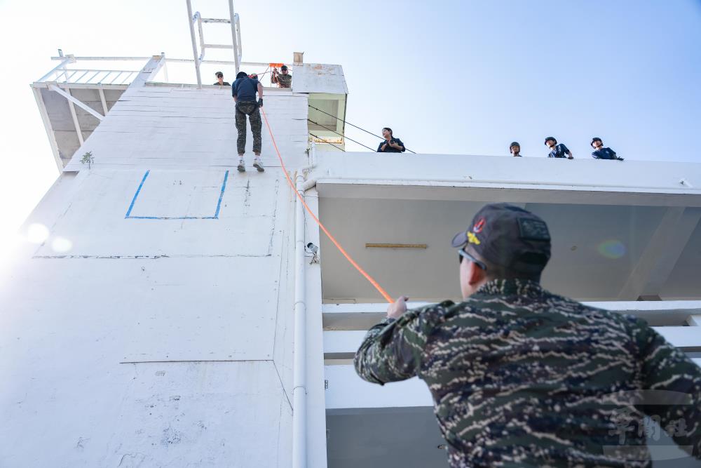 學員在教官指導下，體驗索降課程。（軍聞社記者林庭暉攝）