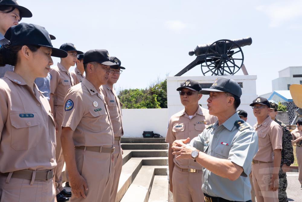 鍾副部長肯定馬支部官兵工作辛勞。（軍聞社記者王進福攝）