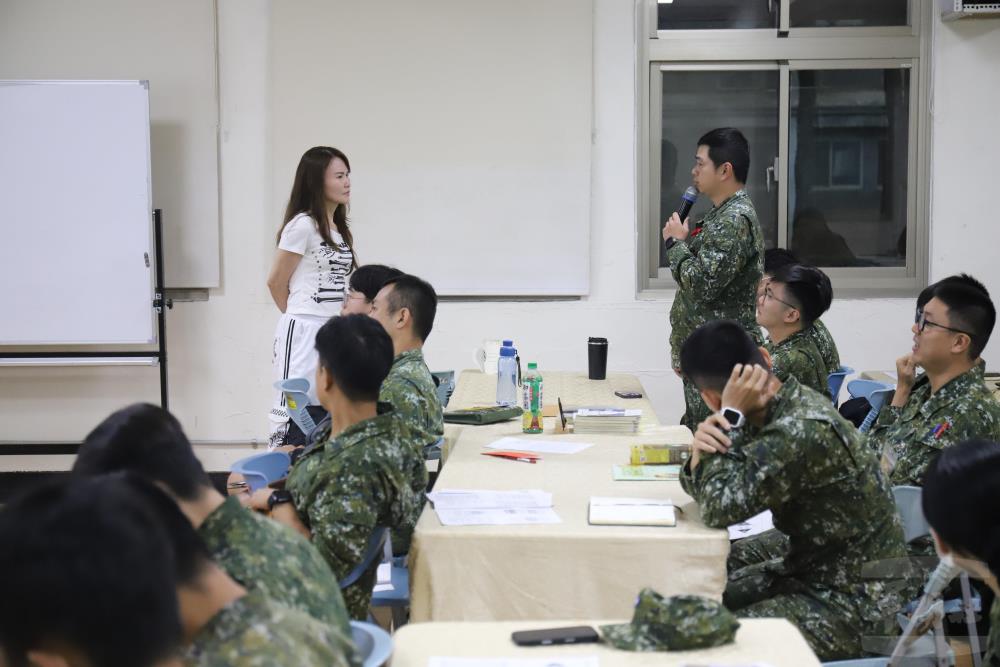官兵透過分組角色扮演與情境模擬演練。（21砲指部提供）