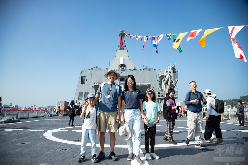 民眾登上玉山軍艦參觀。（軍聞社記者林庭暉攝）