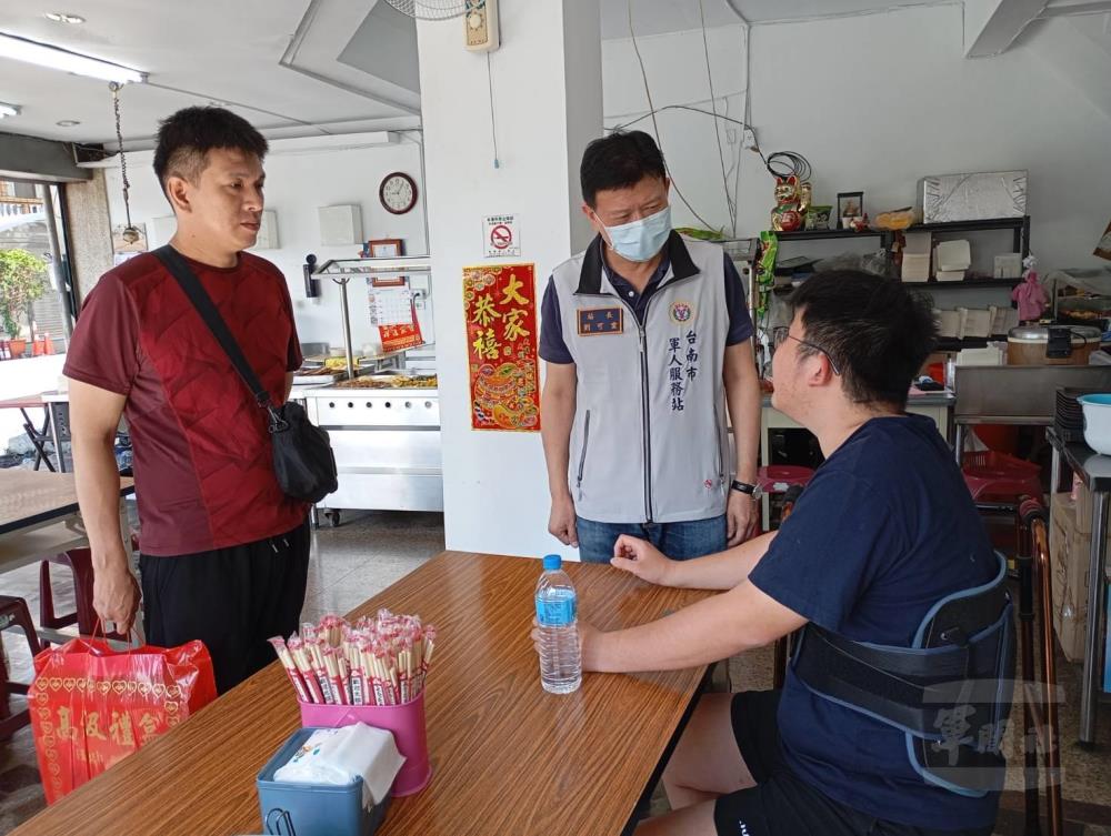 劉站長關心官兵生活近況。（臺南市軍人服務站提供）