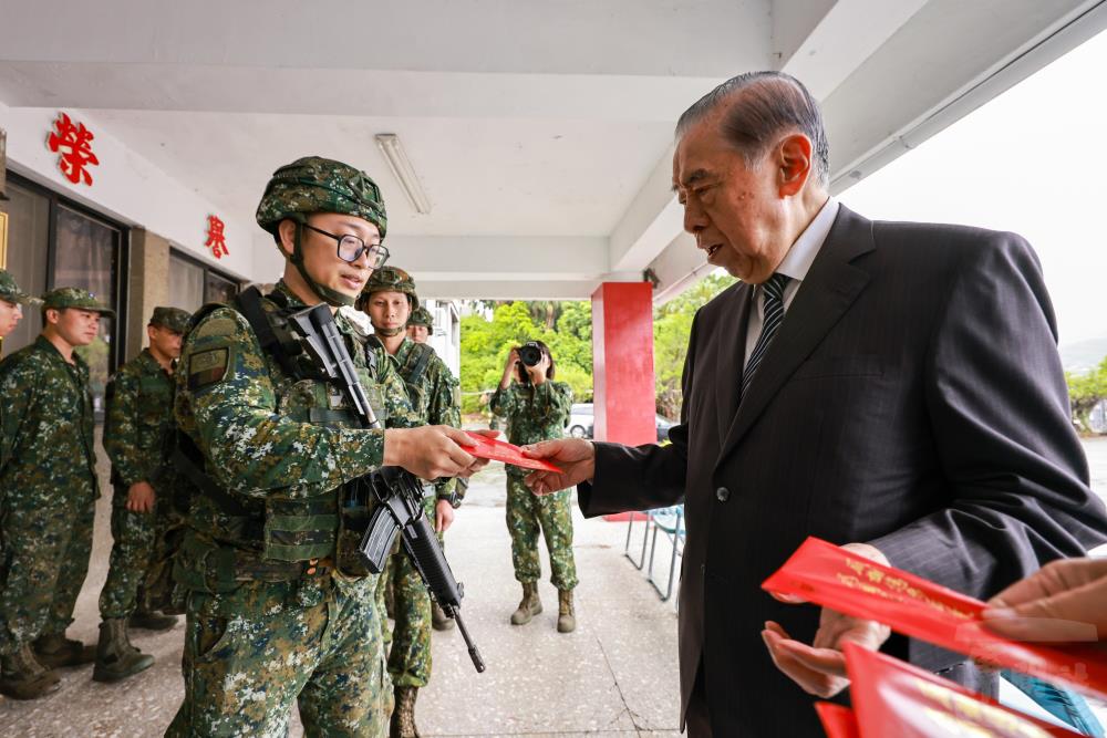 李榮譽理事長7日慰問北部駐軍。（青年日報提供）