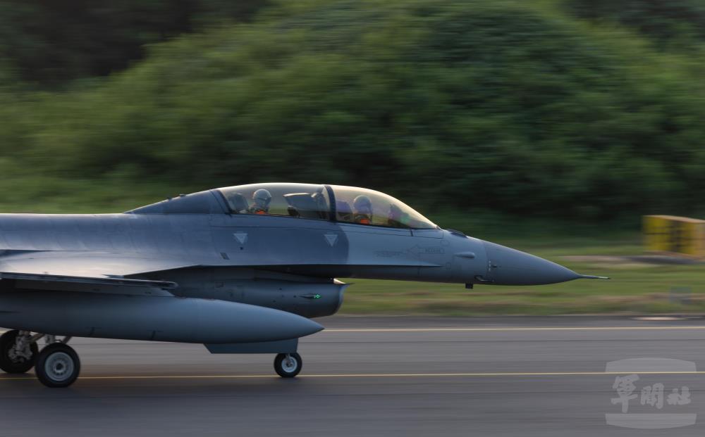 戰機滑出機堡待命升空。（軍聞社記者吳柏融攝）