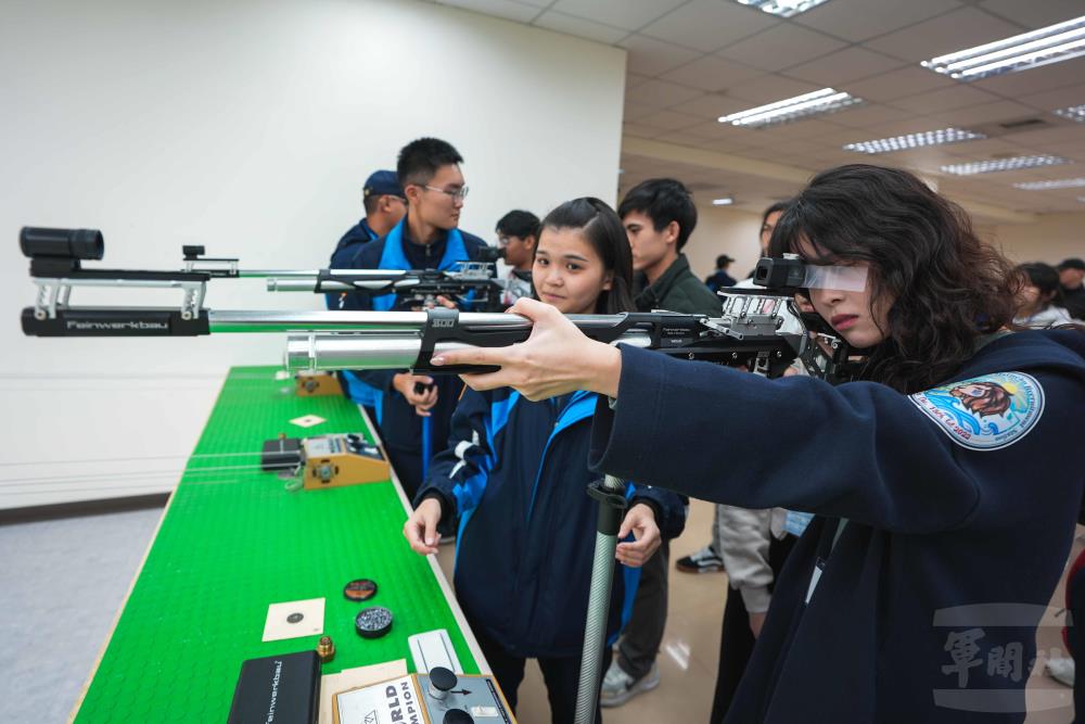 學生體驗空氣槍射擊。（軍聞社記者陳傳奇攝）