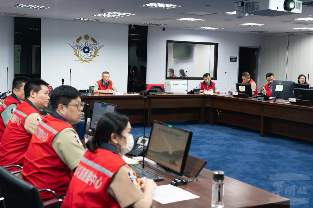 國防部2日晚間召開災防管制會議。(軍聞社記者李恬恬攝) 國防部2日晚間召開災防管制會議。(軍聞社記者李恬恬攝)