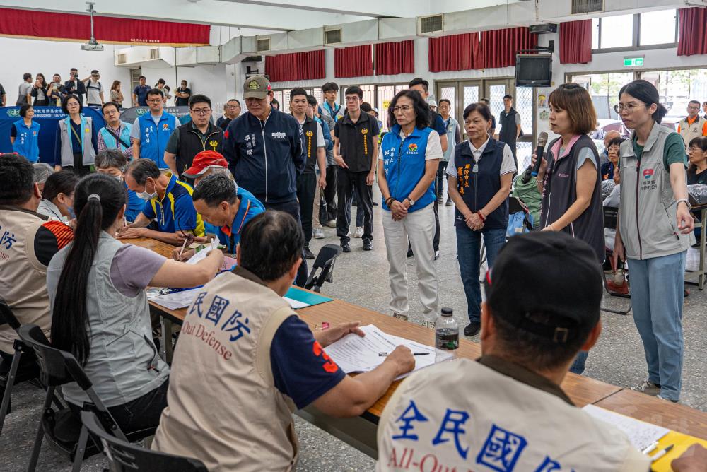 季政委由邱副縣長陪同視導頭份建國活動中心救濟站開設作業。（軍聞社記者尤昱翔攝）