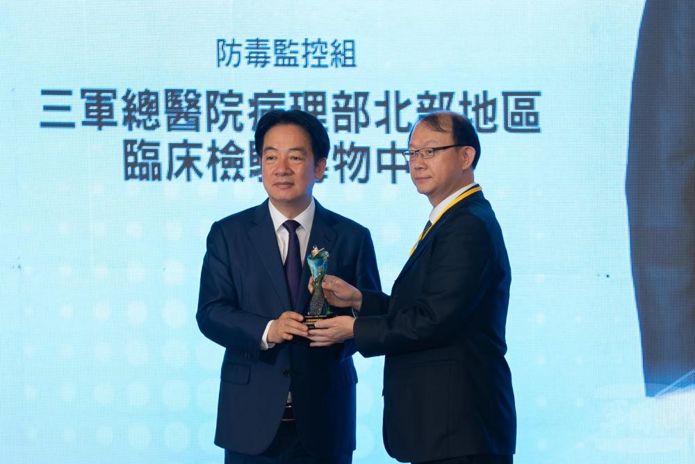 賴總統頒獎表揚三軍總醫院病理部北部地區臨床檢驗毒物中心，由病理部主任商上校代表受獎。（軍聞社記者王進福攝）