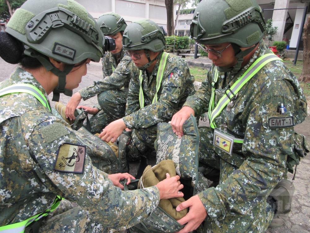 陸軍43砲指部官兵實施防災器具整備，以即時投入救援。(第四作戰區提供)