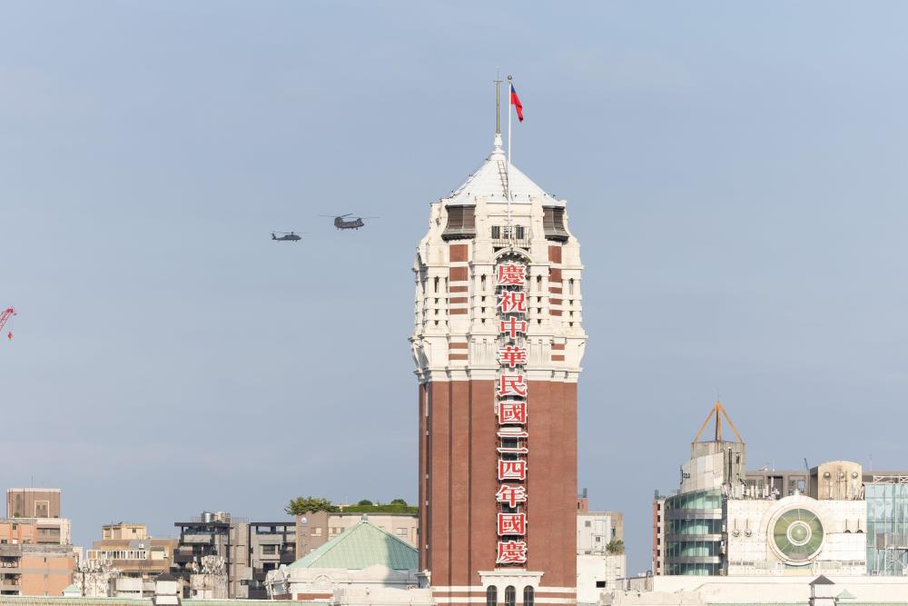 UH-60M黑鷹直升機、CH-47SD運輸直升機飛越總統府上空。（軍聞社記者吳柏融攝）