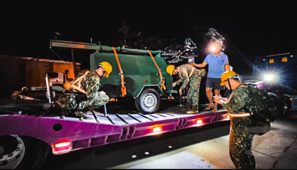 陸軍第53工兵群啟用TSL-8000型照明尾車，協助災區復原工作。（軍聞社記者劉哲宇攝）