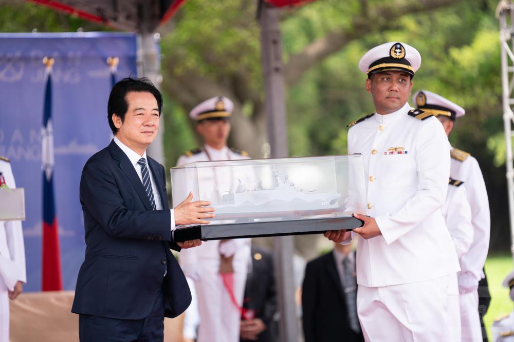 丹江軍艦艦長向賴總統呈獻船模。（軍聞社記者林庭暉攝）