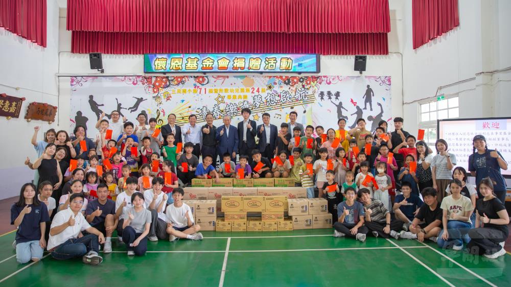 李棟樑榮譽理事長與桃園市復興區三民國小師生合影。(軍聞社記者王進福攝) 李棟樑榮譽理事長與桃園市復興區三民國小師生合影。(軍聞社記者王進福攝)