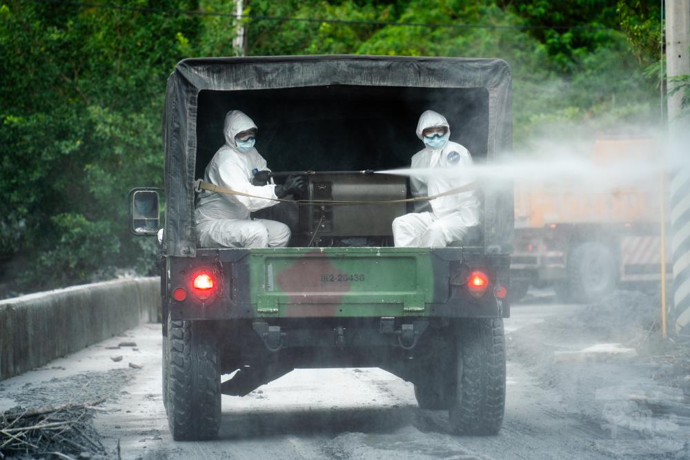 化學兵群官兵進行環境清消作業，杜絕疫病滋生。（軍聞社記者薛皓文攝）