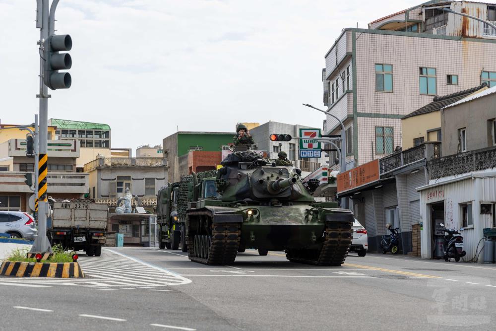 M60A3戰車行經澎湖市區，磨練官兵戰場應變能力。（軍聞社記者蔡枋澐攝）