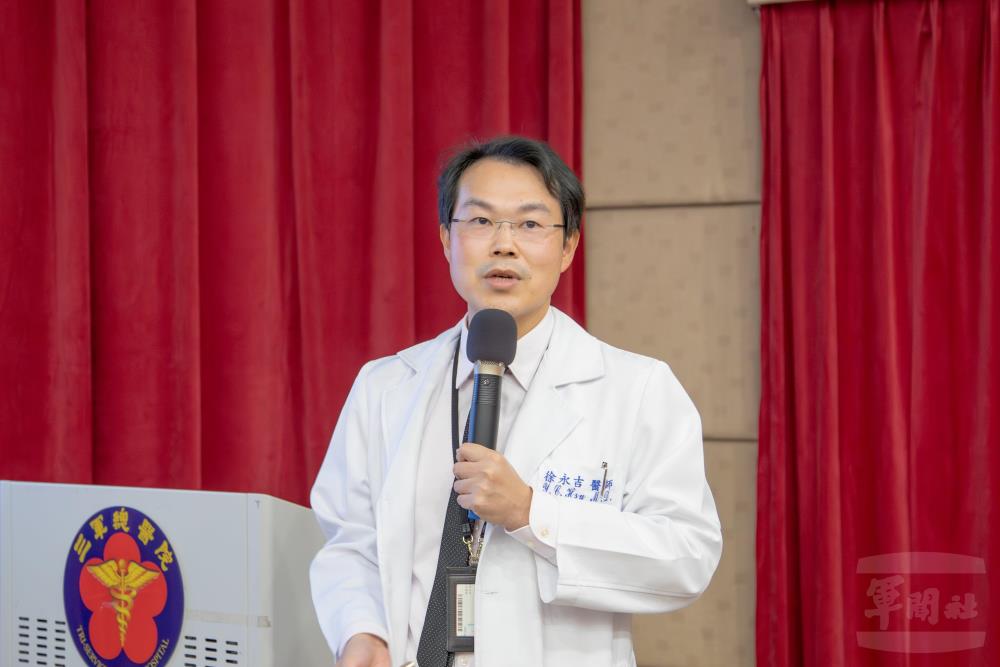 三總整合疼痛治療中心主任徐永吉說明「高階影像與超音波即時同步化導引射頻燒灼術」執行過程。（軍聞社記者王進福攝）