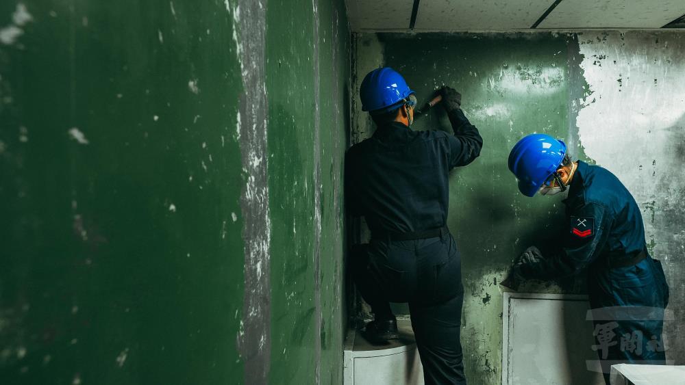 官兵進行除鏽作業，讓整體空間可以煥然一新。（軍聞社記者陳軍均攝）