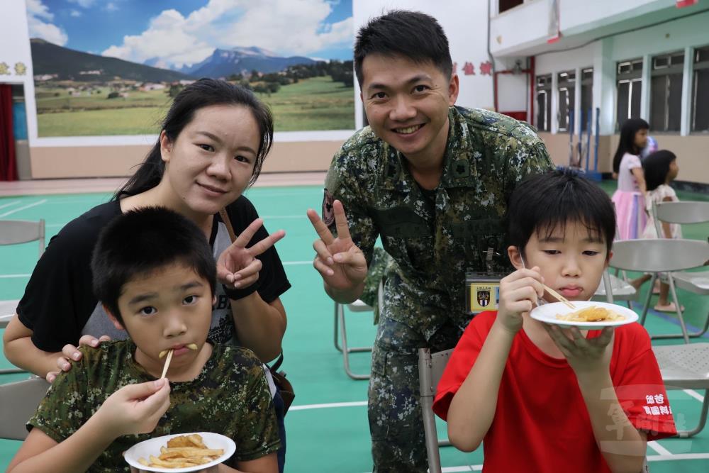 官兵及眷屬共襄盛舉。（八軍團提供）