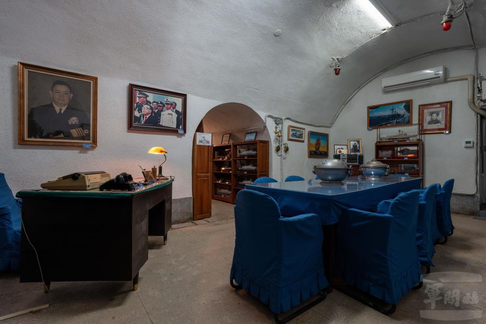 官廳展區模擬船艙上官廳場景，並展示黎玉璽前總司令辦公桌。（軍聞社記者吳東昇攝）