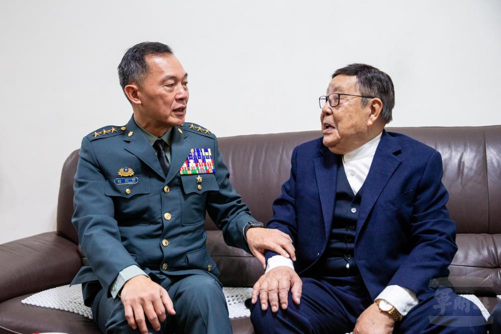 鍾副部長溫馨關懷樊定永先進生活近況與國家對其照顧情形。（軍聞社記者王進福攝）