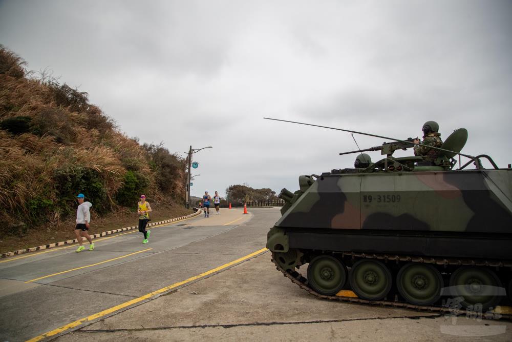 北高守備大隊在馬拉松賽道展示武器裝備。（軍聞社記者王進福攝）