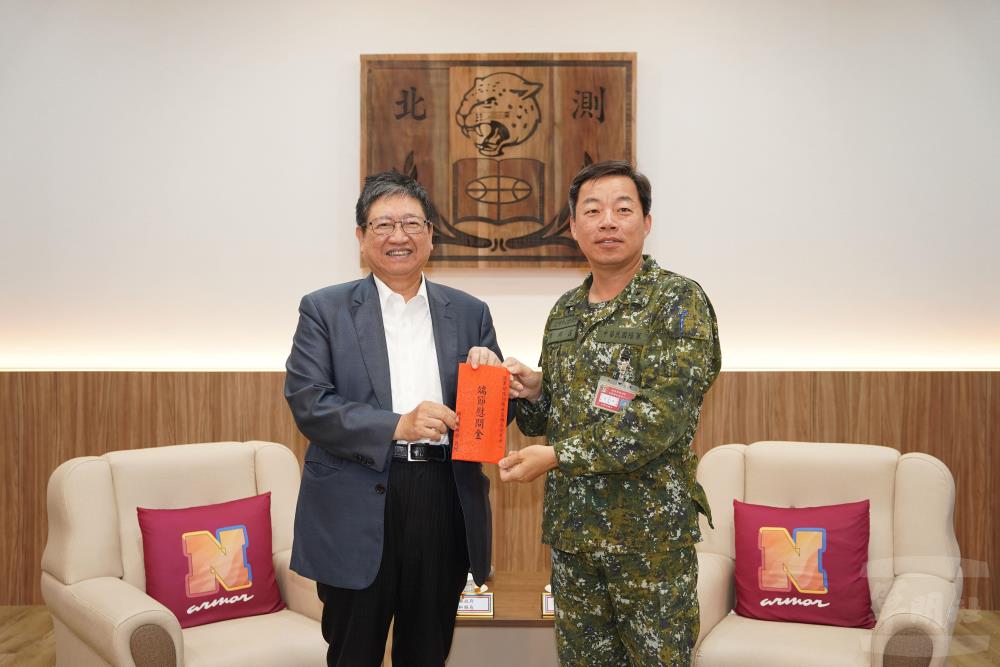 楊縣長致贈端節慰問金感謝國軍官兵守護國家與地方安全的辛勞付出。（新竹縣政府提供）