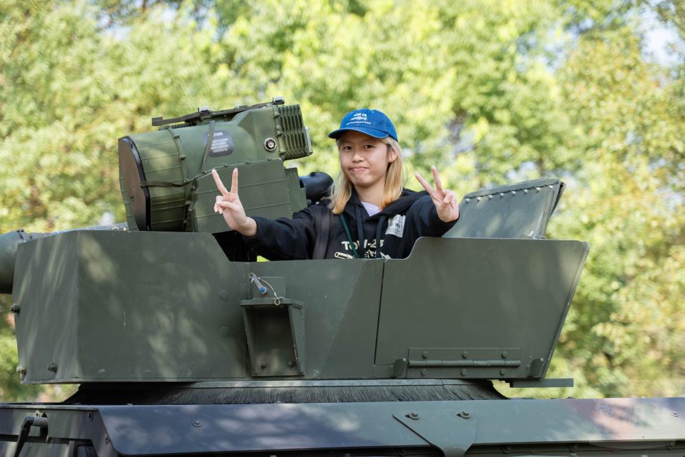 學員興奮與拖式2B飛彈車合影留念。（軍聞社記者林庭暉攝）