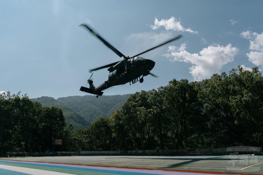 飛行官駕駛UH-60M通用直升機進場。（軍聞社記者陳彥樺攝）