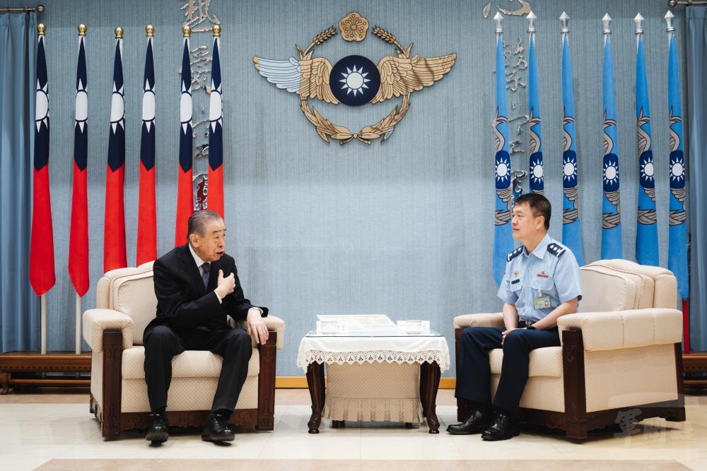 李理事長為官兵加油打氣。（軍聞社記者陳彥樺攝）