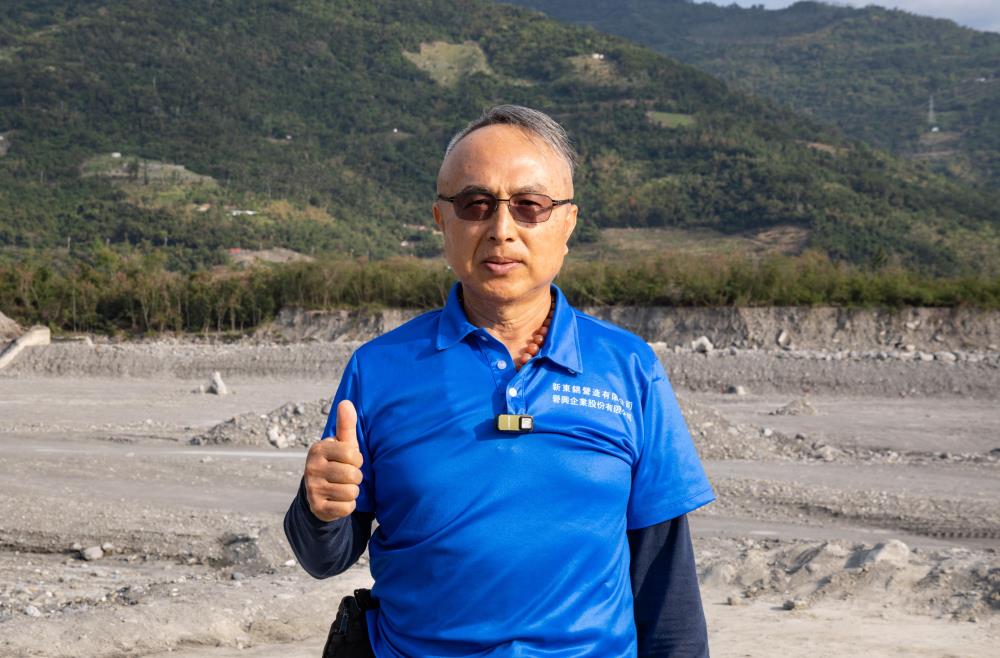 砂石場曾總經理與地方、軍方協調，協助國軍就近訓練。（軍聞社記者吳柏融攝）