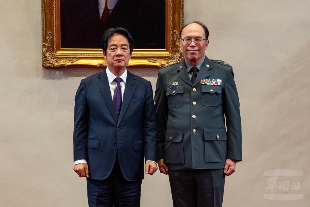 賴總統與陳中將合影。（軍聞社記者尤昱翔攝）