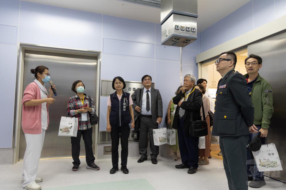 醫護人員說明急重症大樓病房設施。（軍聞社記者吳柏融攝）