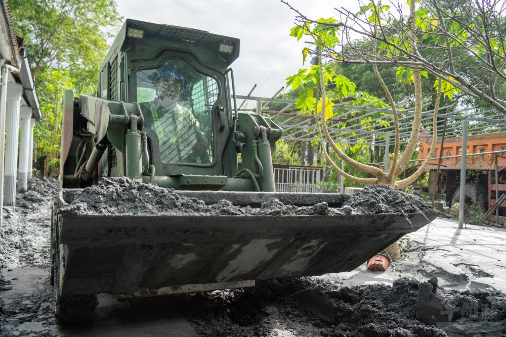 工兵部隊駕駛鏟裝機協助道路清淤。（軍聞社記者薛皓文攝）