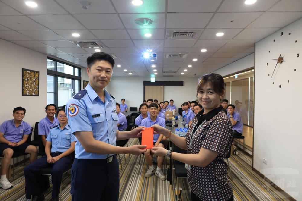 空軍官校代表將校慶義賣所得捐贈予長照機構，將愛心化為實際行動。（空軍官校提供）