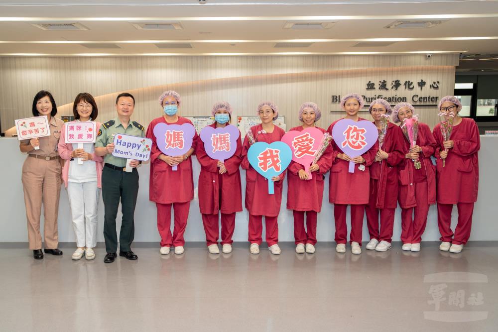 施院長逐一致贈康乃馨，向辛勤付出的母職同仁表達誠摯感謝與祝福。（國軍臺中總醫院提供）