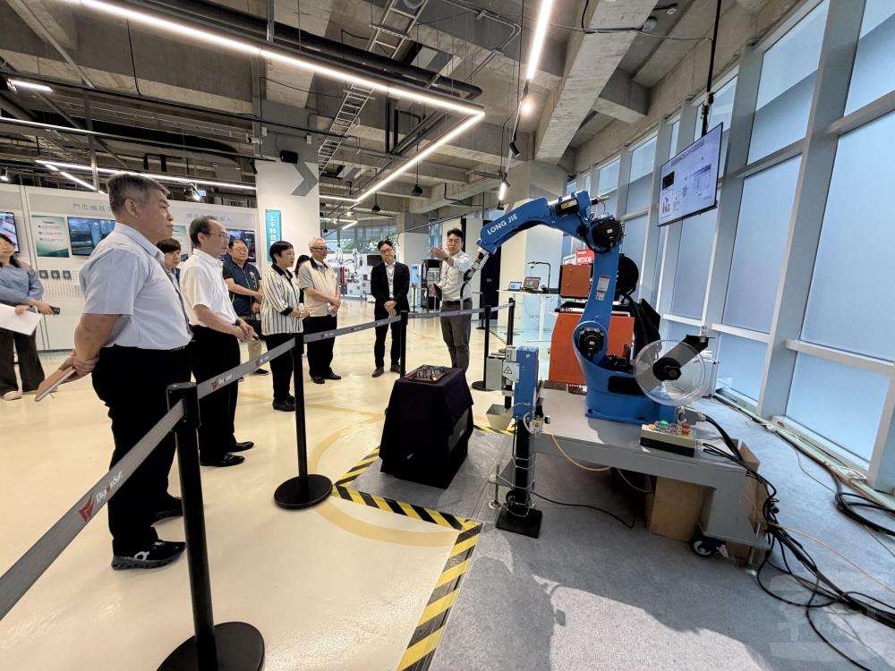 參訪團聽取設備介紹說明。（輔導會提供）