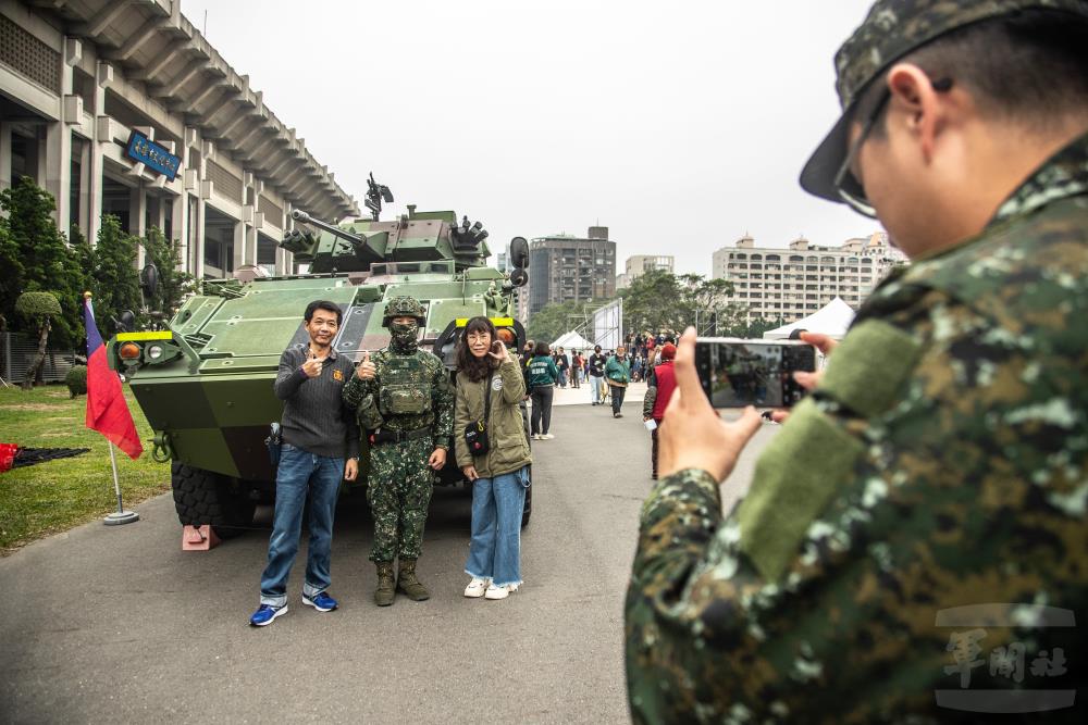 民眾興奮地與CM34裝步戰鬥車合影。（軍聞社記者王茗生攝）