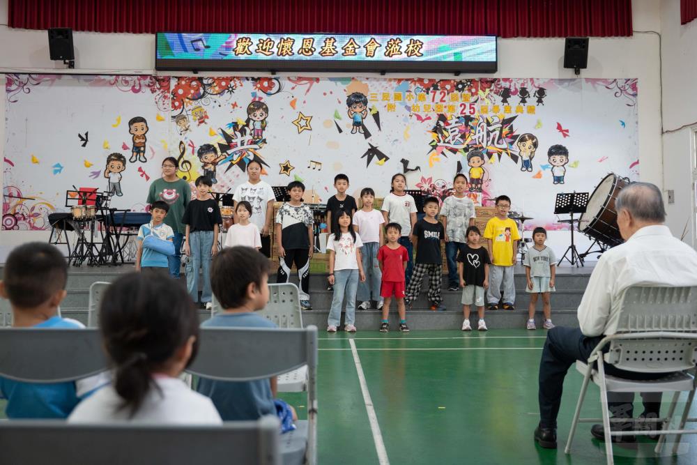 三民國小合唱團以歌聲歡迎李榮譽理事長一行人慰問。（軍聞社記者李恬恬攝）
