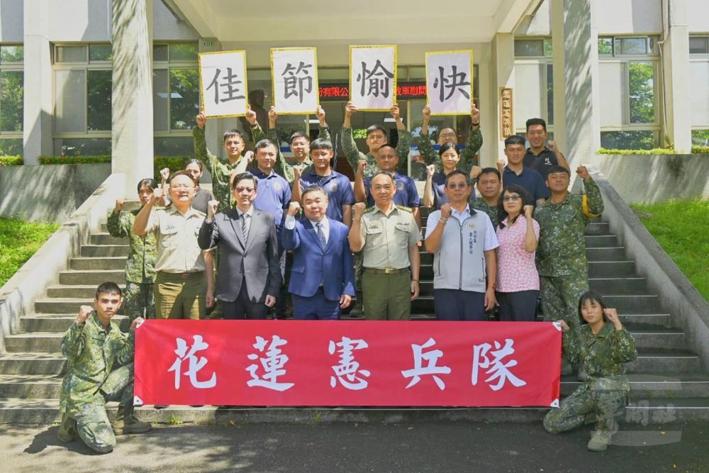 卓董事長率敬軍團慰問東部駐軍。（新北軍人服務站提供）