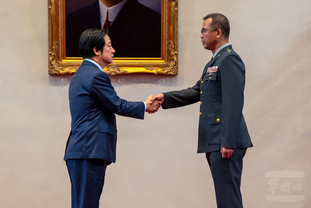 賴總統與林少將握手致意。（軍聞社記者尤昱翔攝）